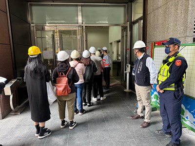 市府要求新光三越加速整建防護,都發局長日前親自到場督導新光三越開放臨時進出領取私人物品
