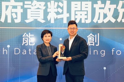 行政院副院長鄭麗君親自授獎