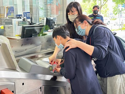 惠明學生體驗刷票卡進站搭車