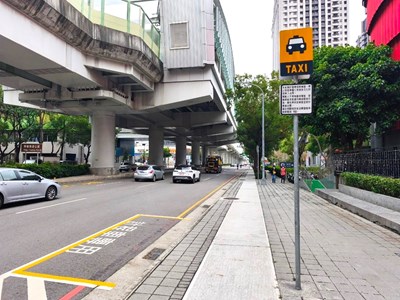 中市計程車招呼站設置告示牌及黃色框線加強辨識
