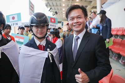 林副秘書長表達恭賀並盛讚她為「台中之光」