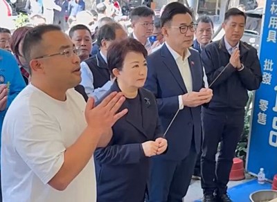 盧市長上香悼念
