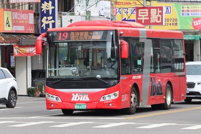 打造安全友善行車環境，市府辦理市區客運評鑑，也輔導業者持續提升服務品質