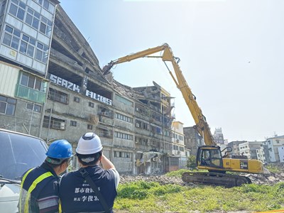 維護公安！清水老舊大樓5、6樓塌陷物清除   中市都發局今起連三天作業