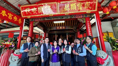 台中市府及立法院今日同時贈匾予白冷新興宮，與會來賓於筊上簽名見證歷史