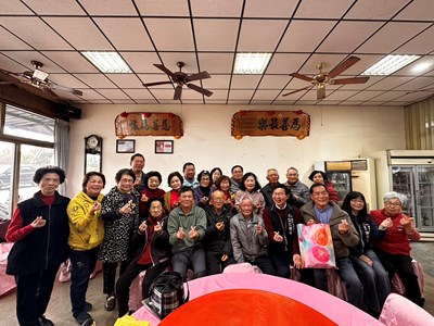 江俊龍主委與客家山歌班學員同樂