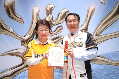 台中市長盧秀燕與台南市長黃偉哲特地北上為各自球隊加油 (2)