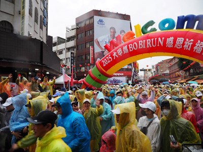 主照-「2025大甲媽Bobi Run」遶境前祈福開跑 