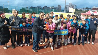 教育局郭明洲副局長代表市長至賽場為五權女足及黎明男足加油_0_0