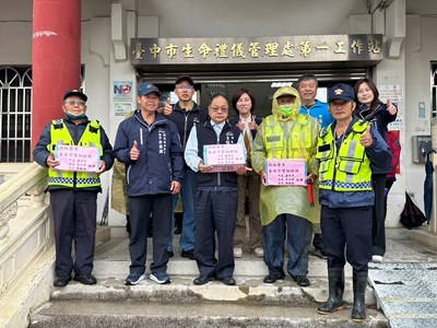 吳局長致贈慰勞品，向林厝里守望相助隊員加油打氣