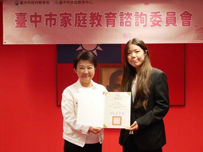 親子友善商家受獎代表統一超商龍井區鈦譜門市