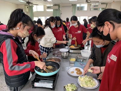 學生烹調永續飲食減碳料理