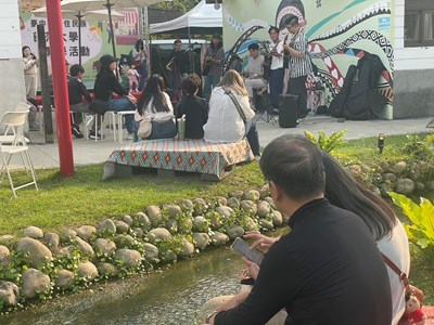 「原流樂音」精彩演出，邀請街頭藝人帶來熱力互動秀，讓歡笑聲與音樂聲在聚落中交織。 (1)