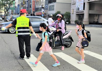 台中市北區立人國中交通志工黃啟晏值勤風雨無阻，21年來從不遲到。_0