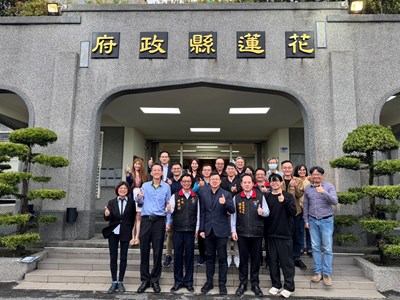 雙方團隊於花蓮縣政府前留影_0