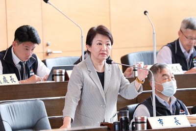 盧市長於議會接受質詢