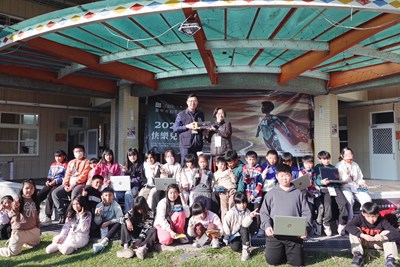Digital Bureau Director Lin and Pingdeng Elementary School Teachers and Students Group Photo
