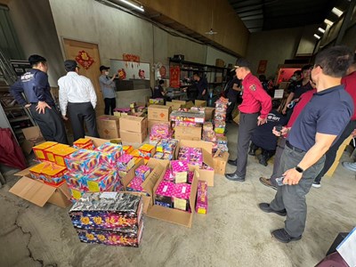 業者囤積大量爆竹煙火，已違反「爆竹煙火管理條例」等相關規定