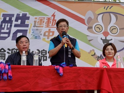 主照-中市府運動局主任秘書周崇琦代表局長游志祥親臨會場，為選手加油打氣