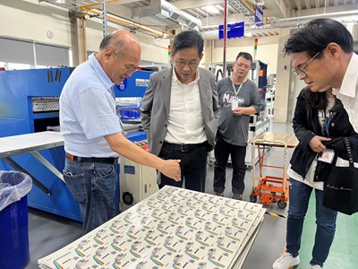 白政忠董事長展示其公司產品