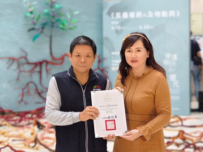 廢材變身水蓑衣！ 中市文化局辦永續藝術展 攜手特教生共創藝術1