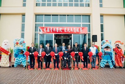市府財政局專門委員蔡明杉及黃醫師偕同多位來賓共同出席見證