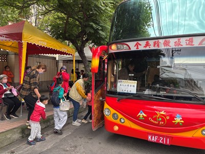 配合大甲媽祖起駕與回鑾，市府開設3條免費接駁車，共發出352班次