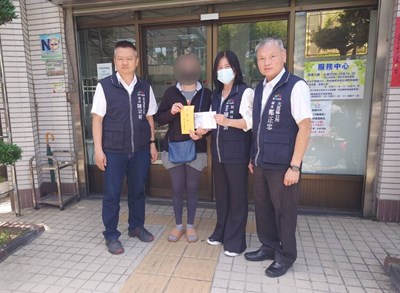民政局副局長陳寶雲偕北屯區長陳宗祈、大里區長鄭正忠前往關心罹難者家屬並發放慰問