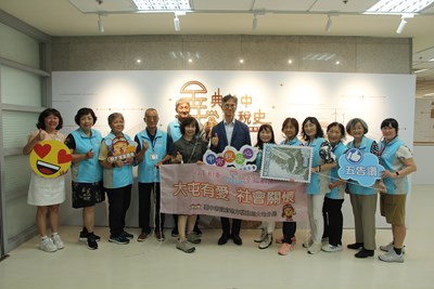 稅務志工參觀中市地稅局「金典台中 檔藏稅史」檔案展   穿越時空話當年