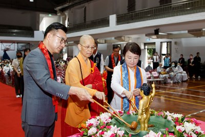 大台中佛教會浴佛祈福  2千人共沐佛恩  盧市長祈三願：四時無災、世界和平、國家安定