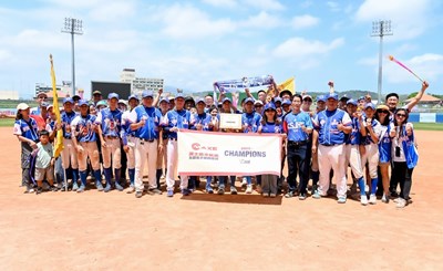 中山國中奪得冠軍開心合影(圖片來源:台灣世界少棒聯盟臉書)