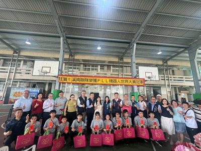冠軍隊伍與會來賓合影