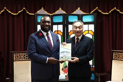 聖克里斯多福及尼維斯駐臺大使贈書臺中綠美圖,黃副市長:促進國際文化交流