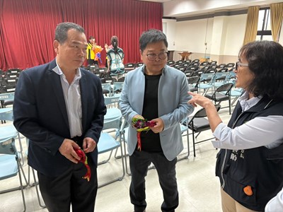 經發局主任秘書倪世齡(右)與臺中港關連工業區廠商協進會進行對談
