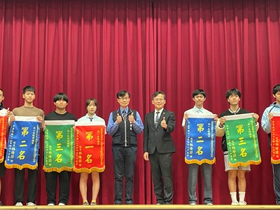 局長、校長與得獎班級合影_0