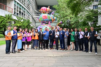 遇見洪易大師 打卡新景點中市地稅局三隻小豬駕到