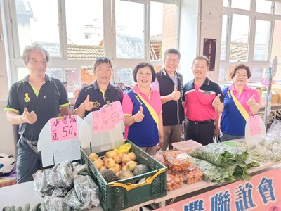 與青農合影