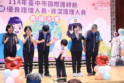 慶祝國際護師節! 盧市長90度鞠躬:感謝白衣天使