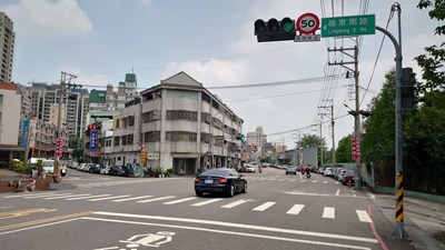 維護行人通行安全,市府持續檢討時段性閃光運作號誌_0