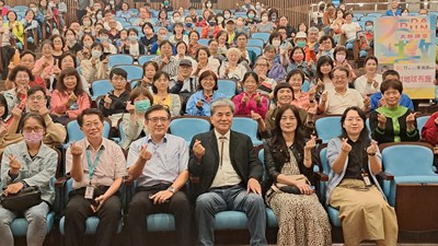 內政部前部長李鴻源教授以為地球布施為題在大墩文化中心演講 (3)