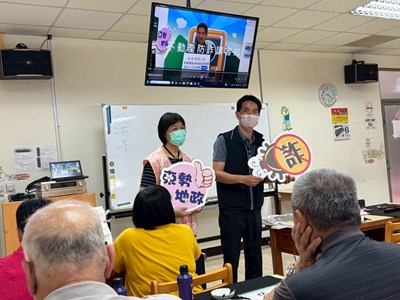 東勢地政所在長照關懷據點播放客語防詐影片並進行宣導