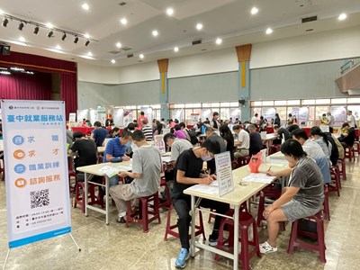 求職包粽!民眾熱絡參加