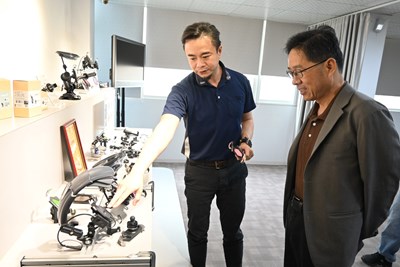 君宇企業創立自有品牌「TAKEWAY」,推出迷你鉗式腳架、手機支架等創新產品