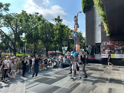 台中在地優秀表演團隊「創造焦點」於草悟道市民廣場舉辦快閃，現場掌聲笑聲不斷