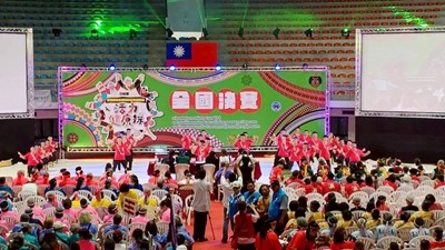 松鶴文健站登台熱情演出