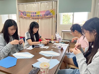 月經平權護健康 臺中女孩手作布衛生棉送愛到非洲