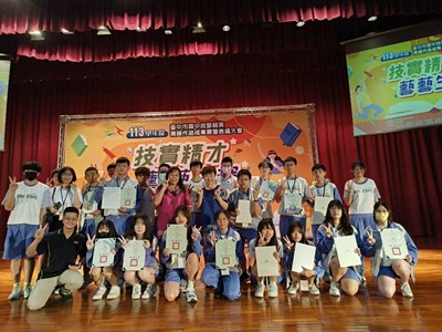 沙鹿國中獲獎學生歡喜合影_0