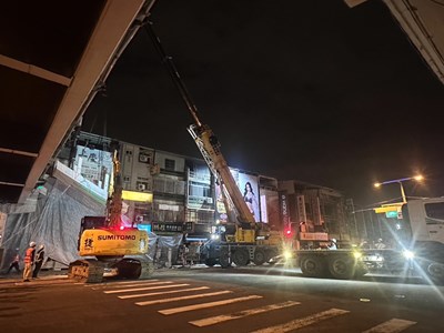 連續三天夜間施工完成天橋拆除作業