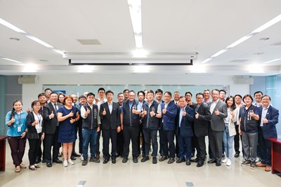 Group photo of the Digital Industry Forum