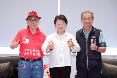 這2位都是台中人!表揚世壯運高齡選手林友茂、鄭清榮 盧市長致贈「金牌人生卡」